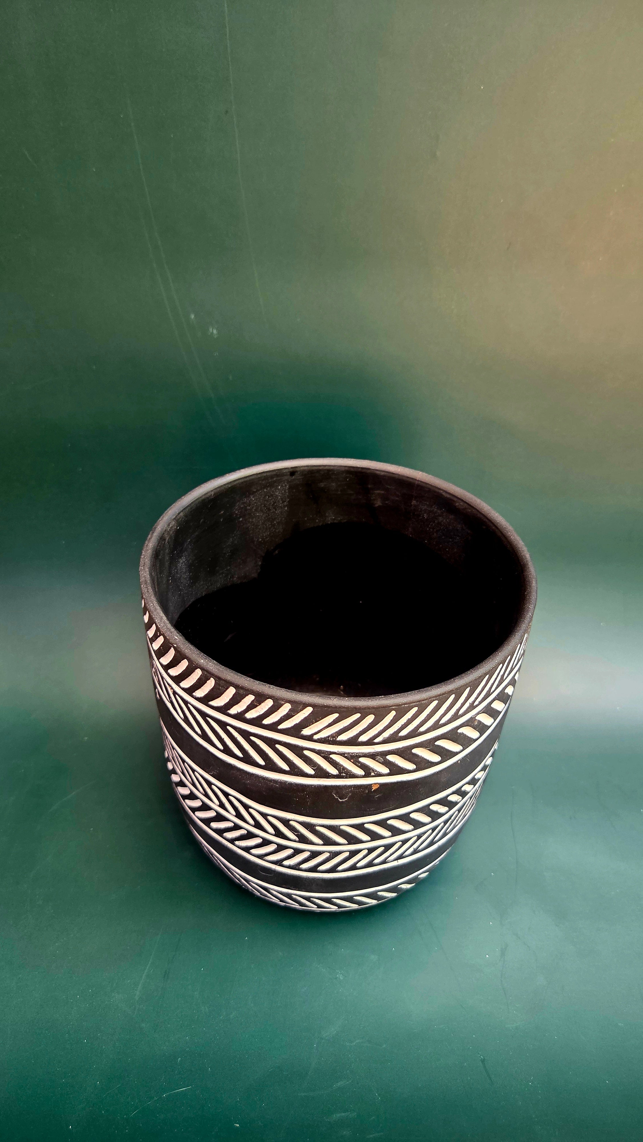 Black n white decorative pot