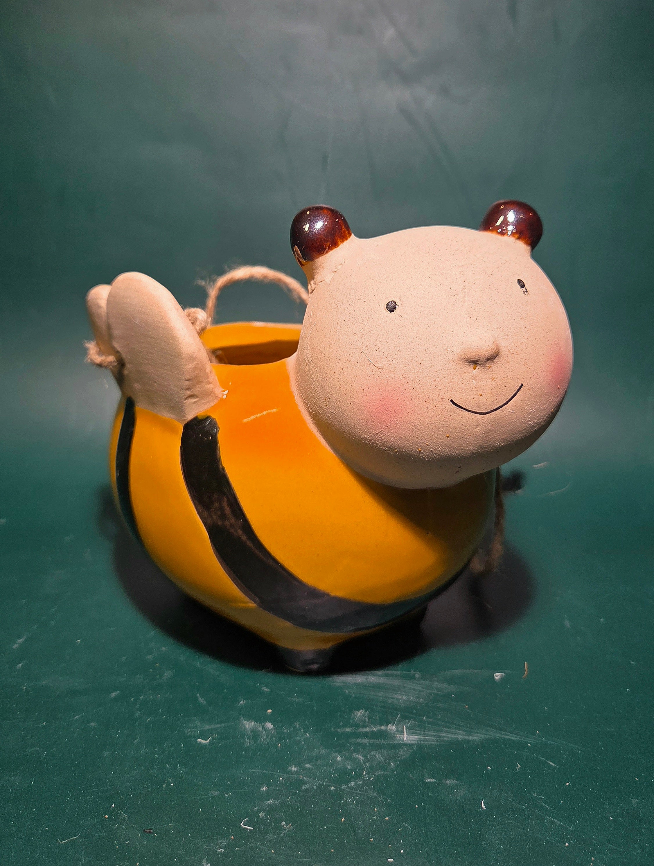Bee hanging pot