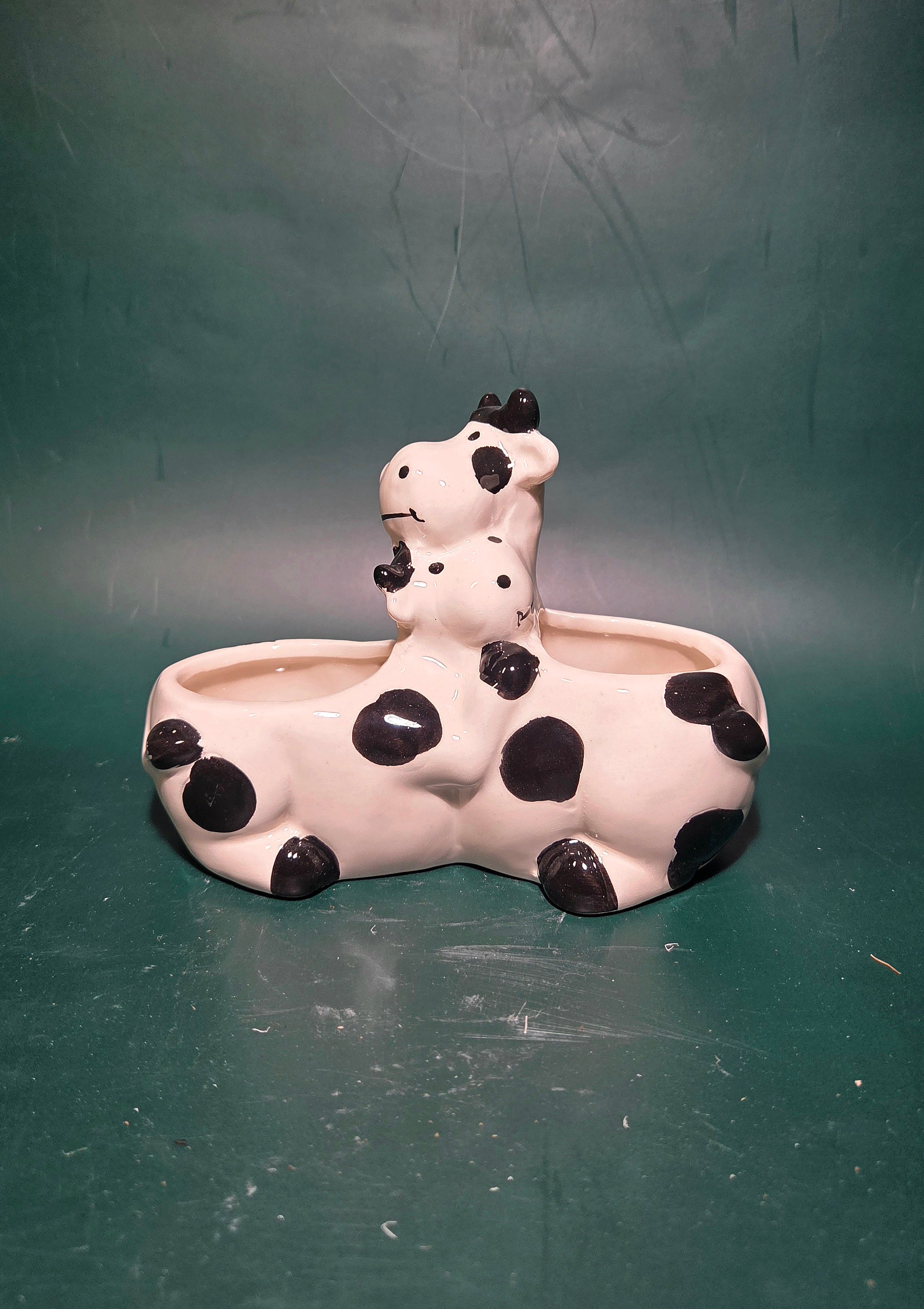 Hugging cows planter